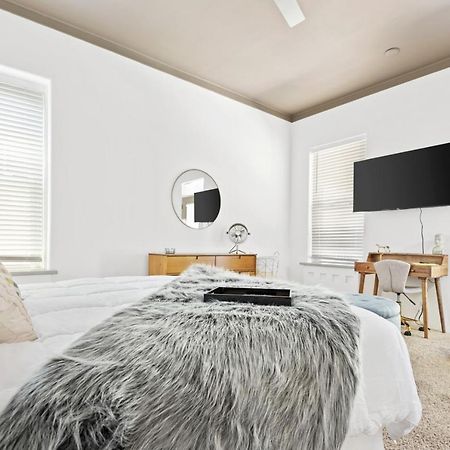 115 N Main Huge 2 Bedroom Unit On Main Street Saint Charles المظهر الخارجي الصورة